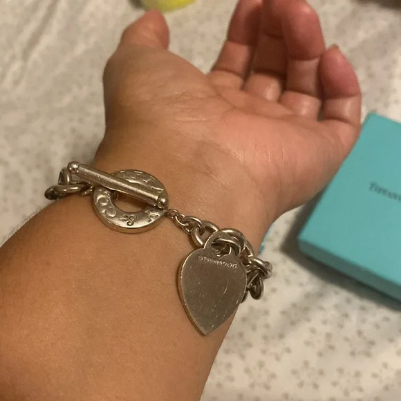 Selling my Tiffany toggle bracelet, size 7” in excellent use condition - Picture 4 of 4